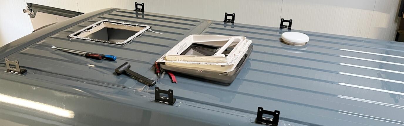 Mit Butyldichtstoffen effektive Abdichtung von Dachluken, Pilzkopfentlüfter, Hekis und Klimaanlagen